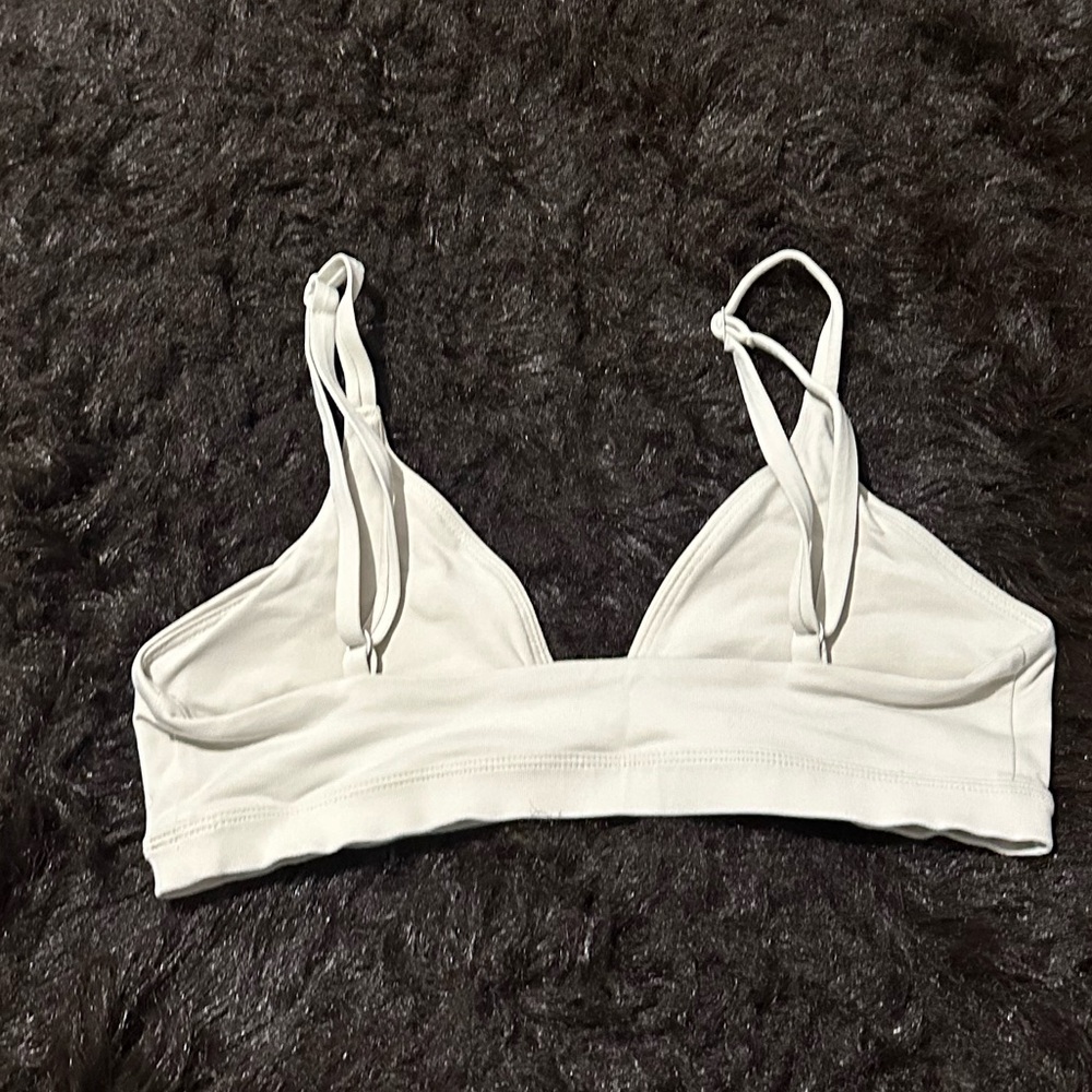 Aritzia
Original Contour Triangle Bralette in matte pearl - Picture 9 of 9